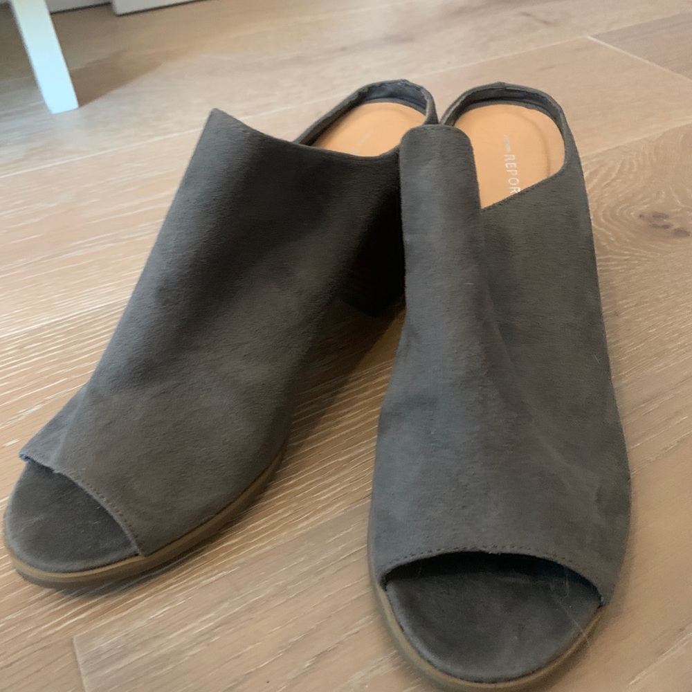 Report Fable Gray Suede Mules